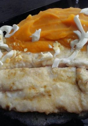 Una foto de Merluza a la crema con huevo duro y puré mixto