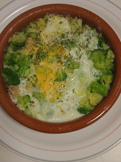 Una foto de Huevo a la cazuela con brócoli atún al orégano😋