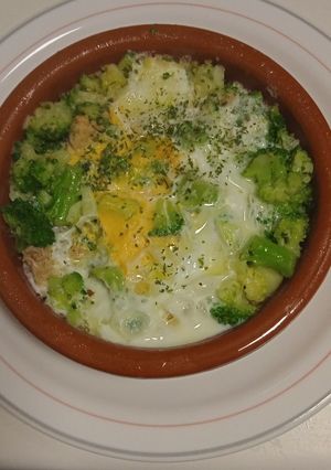 Una foto de Huevo a la cazuela con brócoli atún al orégano😋