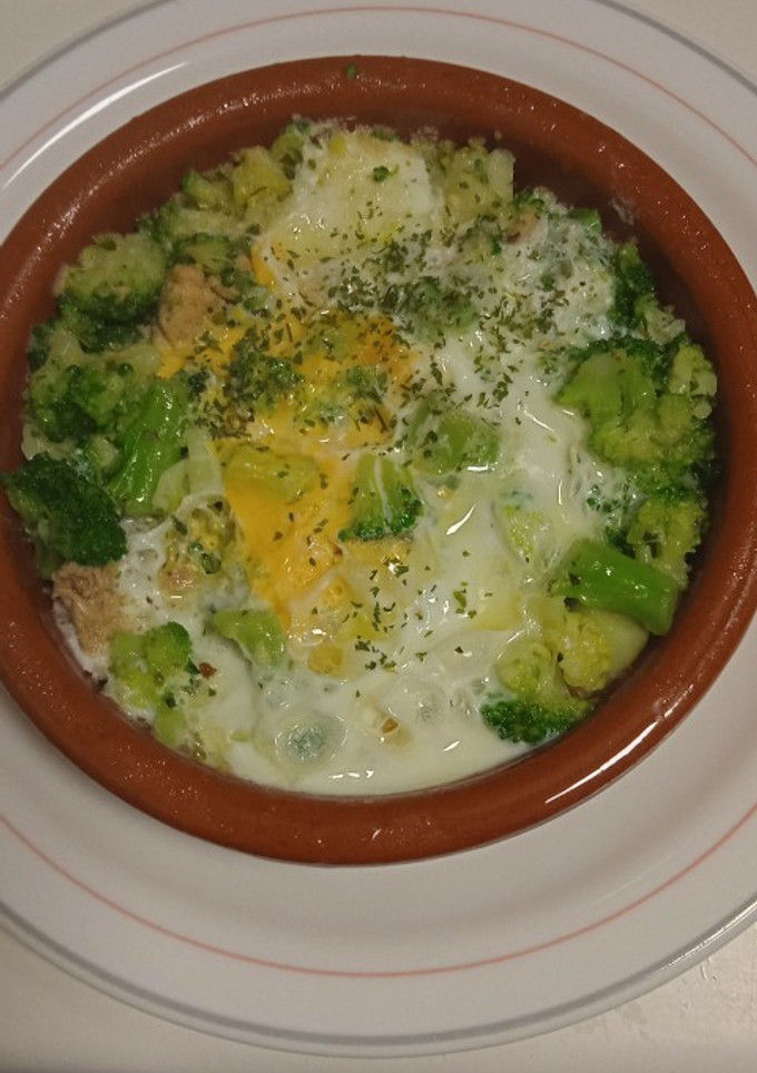 Una foto de Huevo a la cazuela con brócoli atún al orégano😋