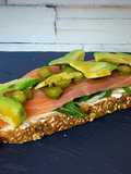 Tosta de salmón, aguacate y queso crema
