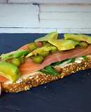 Tosta de salmón, aguacate y queso crema