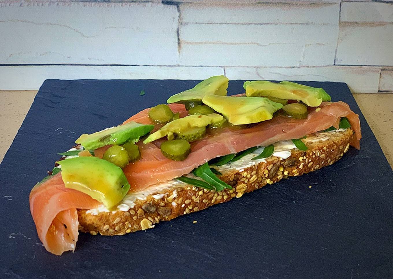 Tosta de salmón, aguacate y queso crema