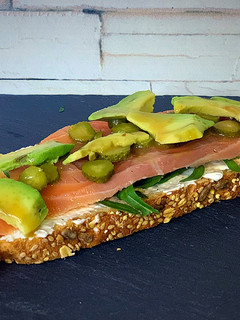 Foto principal de Tosta de salmón, aguacate y queso crema