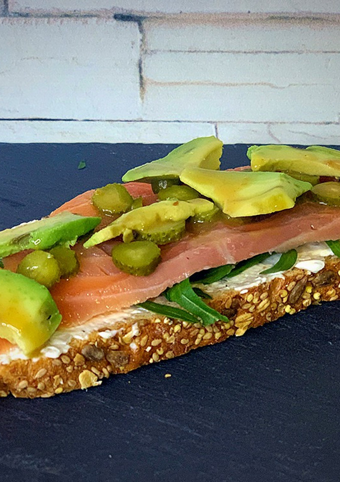 Una foto de Tosta de salmón, aguacate y queso crema