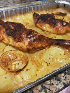 Una foto de Pollo al horno con patatas y cerveza de limón