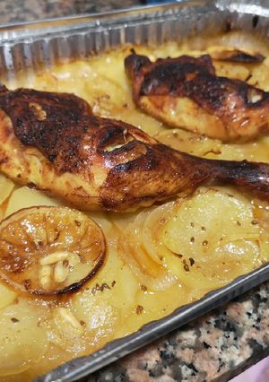 Una foto de Pollo al horno con patatas y cerveza de limón