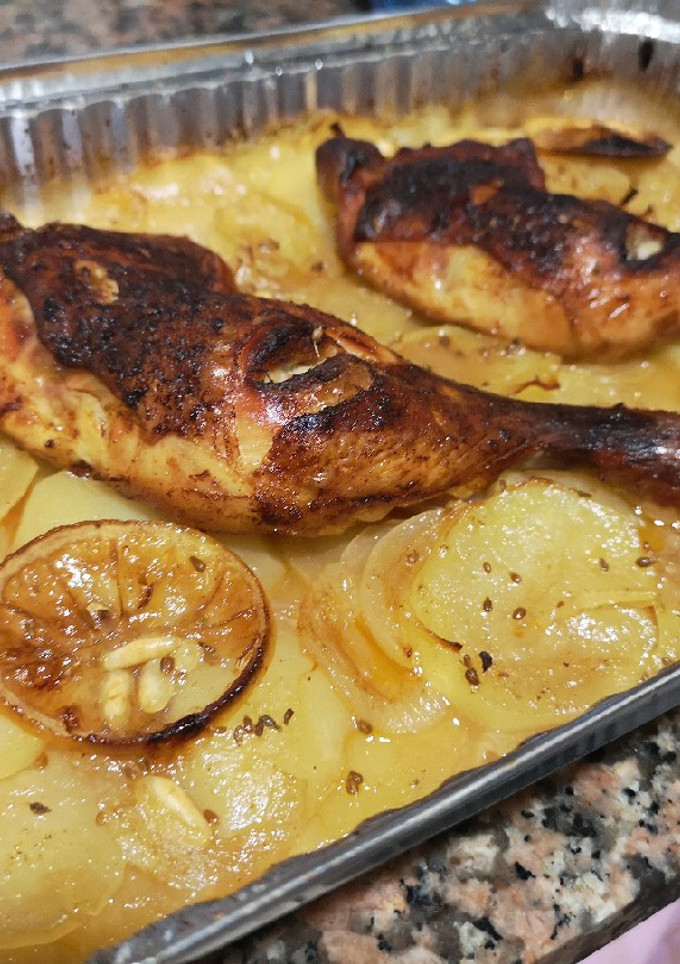 Una foto de Pollo al horno con patatas y cerveza de limón