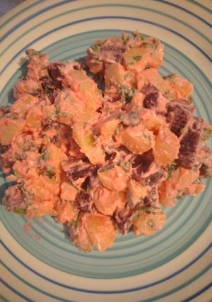 Una foto de Ensalada de papas betarraga y mayo