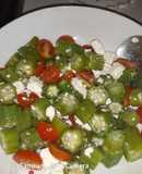 Ensalada de quimbonbó (ocra) con queso feta y tomaticos cherry