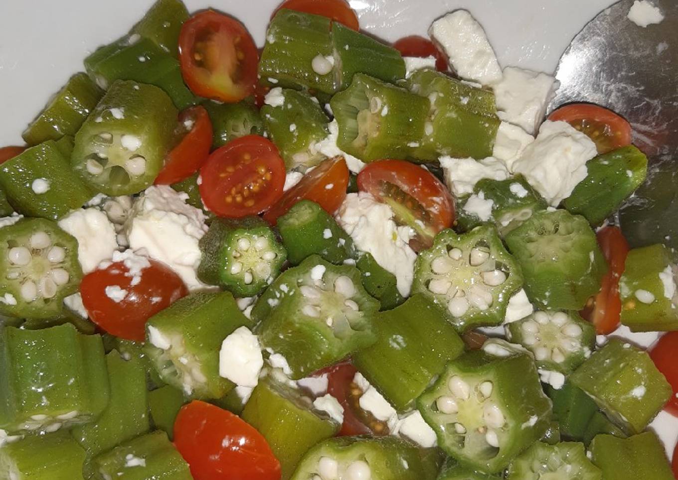 Ensalada de quimbonbó (ocra) con queso feta y tomaticos cherry
