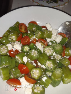 Una foto de Ensalada de quimbonbó (ocra) con queso feta y tomaticos cherry