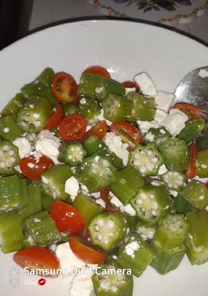 Una foto de Ensalada de quimbonbó (ocra) con queso feta y tomaticos cherry