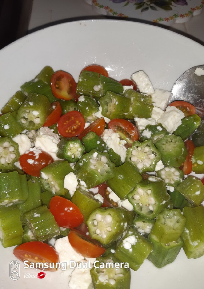 Una foto de Ensalada de quimbonbó (ocra) con queso feta y tomaticos cherry
