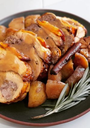 Una foto de Pollo relleno con salsa de granada
