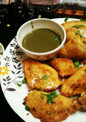 समोसा पिज्जा विद मिंट एंड चीज़ डिप रेसिपी मुख्य फोटो
