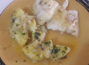 Una foto de Pescado con vino blanco y naranja