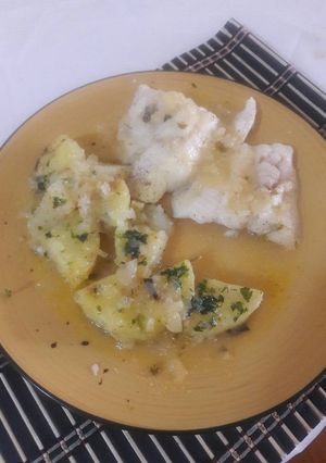 Una foto de Pescado con vino blanco y naranja