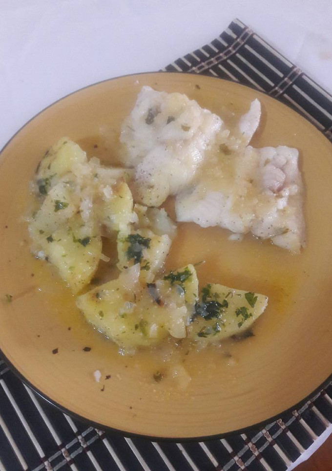 Una foto de Pescado con vino blanco y naranja