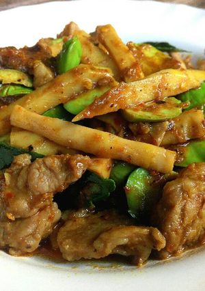 รูปของ ผัดพริกแกงใต้หมูใส่สะตอและหน่อไม้