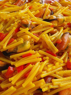 Una foto de Fideos con mejillones