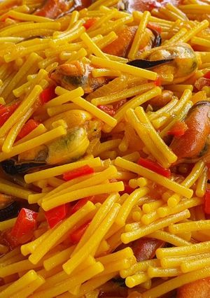 Una foto de Fideos con mejillones