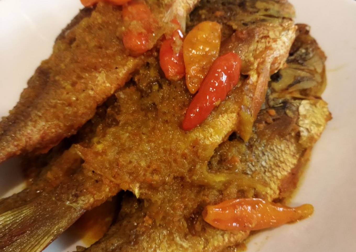 Ikan ekor kuning bumbu kuning