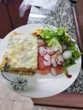 Torta de zapallitos con ensalada de tomate, lechuga y rabanitos