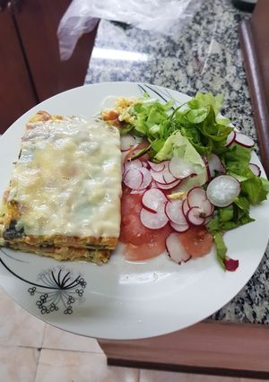 Una foto de Torta de zapallitos con ensalada de tomate, lechuga y rabanitos