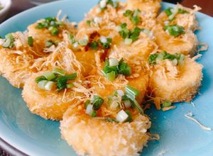 Hình của món Đậu hũ chiên chà bông béo thơm cho bữa trưa ngon miệng.