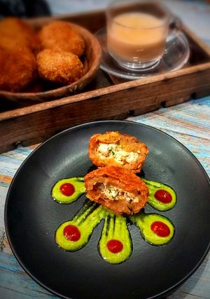 A picture of Paneer stuffed potato cutlets.