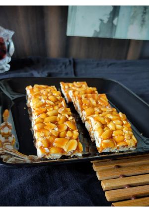 ચીક્કી (Chikki Recipe In Gujarati) રેસીપી મુખ્ય ફોટો