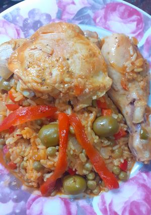 Una foto de Arroz con pollo estilo Puertorriqueño