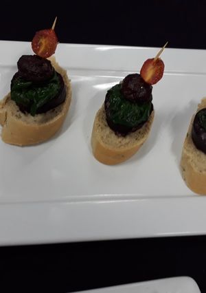 Una foto de Bruschetta de morcilla