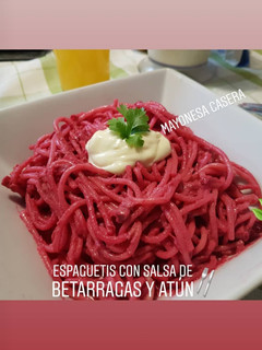 Una foto de Espaguetis con salsa de betarragas y atún 🐟