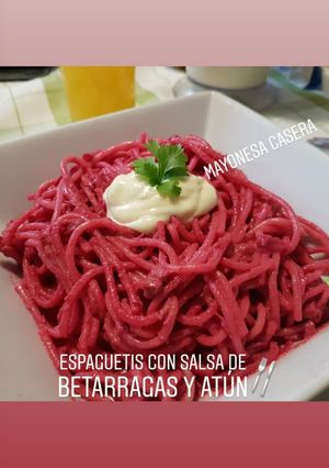 Una foto de Espaguetis con salsa de betarragas y atún 🐟
