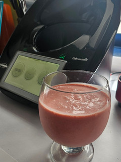 Una foto de Smoothie de coco y frutos rojos