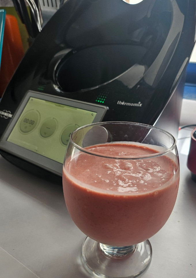 Una foto de Smoothie de coco y frutos rojos