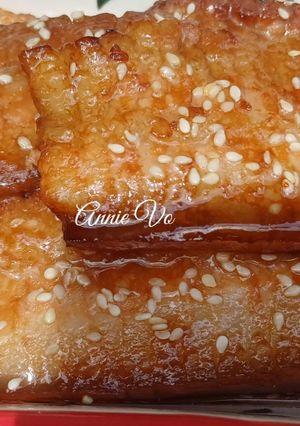 Hình của món Thịt ba rọi khứa nướng mè.