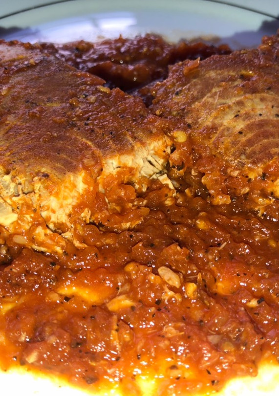 Una foto de Atún en salsa de tomate 🍣🥫