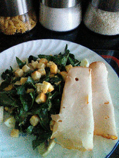 Una foto de Ensalada espinacas y crutones