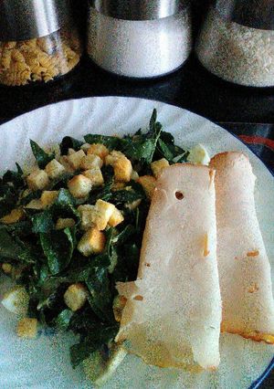 Una foto de Ensalada espinacas y crutones