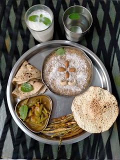 ગુજરાતી થાળી(Gujarati thali in Gujarati) રેસીપી મુખ્ય ફોટો
