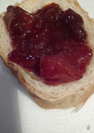 Una foto de Dulce de frutillas y peras