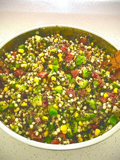 Una foto de Ensalada de palta con fideos, quinoa y verduras