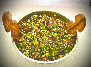 Una foto de Ensalada de palta con fideos, quinoa y verduras