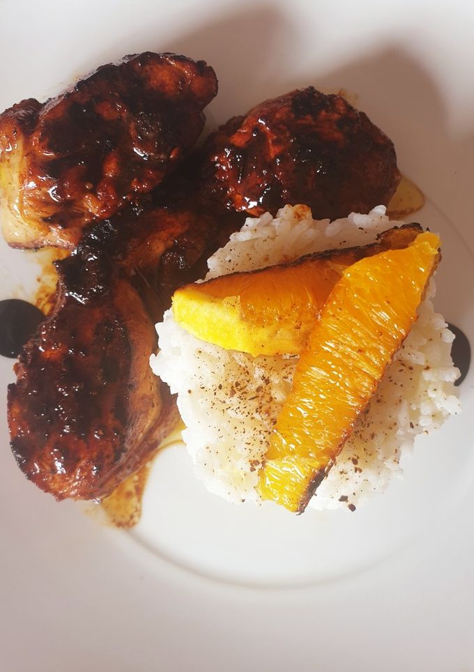 Una foto de Pollo a la naranja con arroz a la naranja🍊