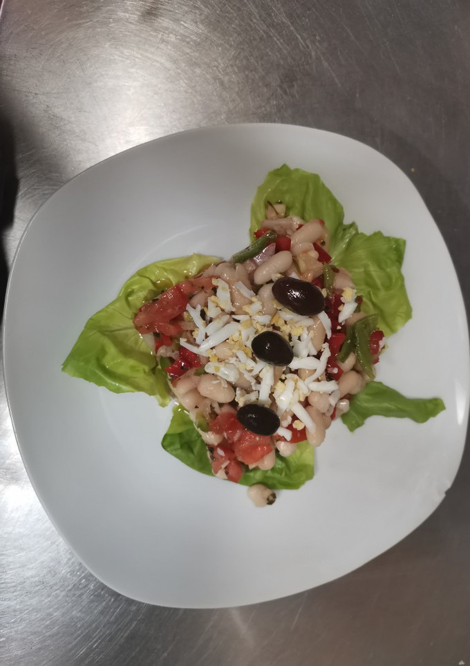 Una foto de Ensalada de judías blancas