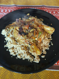 Una foto de Jamoncitos de pollo con couscous y verduras