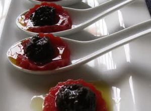 Foto principal de Gelatina de Tomate con Tapenade Negro (cucharitas de Navidad)
